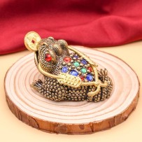 Brass hollow three-legged golden toad fortune-bringing craft