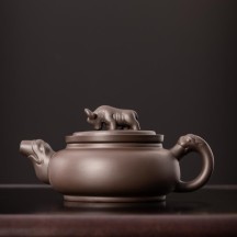 Master-Crafted “Reversing the Universe” Office Teapot – Zisha Clay Single Teapot for Tea Brewing