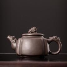 Master-Crafted “Reversing the Universe” Office Teapot – Zisha Clay Single Teapot for Tea Brewing