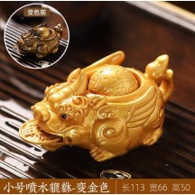 Color-Changing Tea Pet Pixiu Holding Gold Ingot – Tea Table Desktop Ornament and Decoration