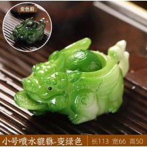 Color-Changing Tea Pet Pixiu Holding Gold Ingot – Tea Table Desktop Ornament and Decoration
